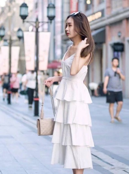 街拍：美女白色吊带长裙配高跟鞋，成熟有魅力，时尚知性