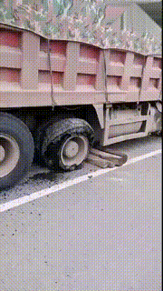 |搞笑GIF:女生为了防晒,什么事都做的出来!