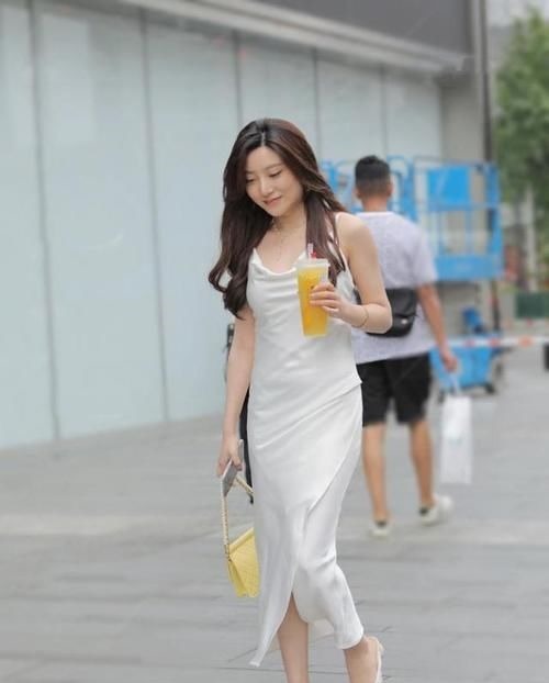 优雅感 入秋选择白色长裙,让你轻松应对不同场合,美出专属的优雅感