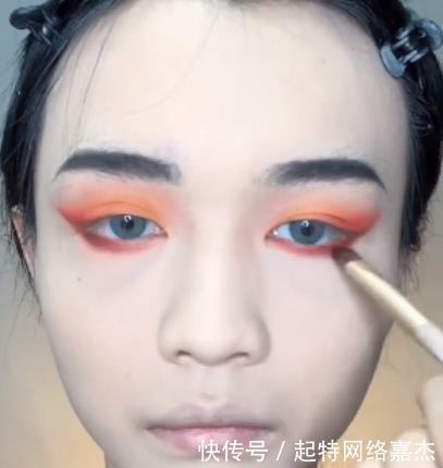 小哥哥教大家化“仙鹤妆”,第一眼差距有点大,看到成品认输了