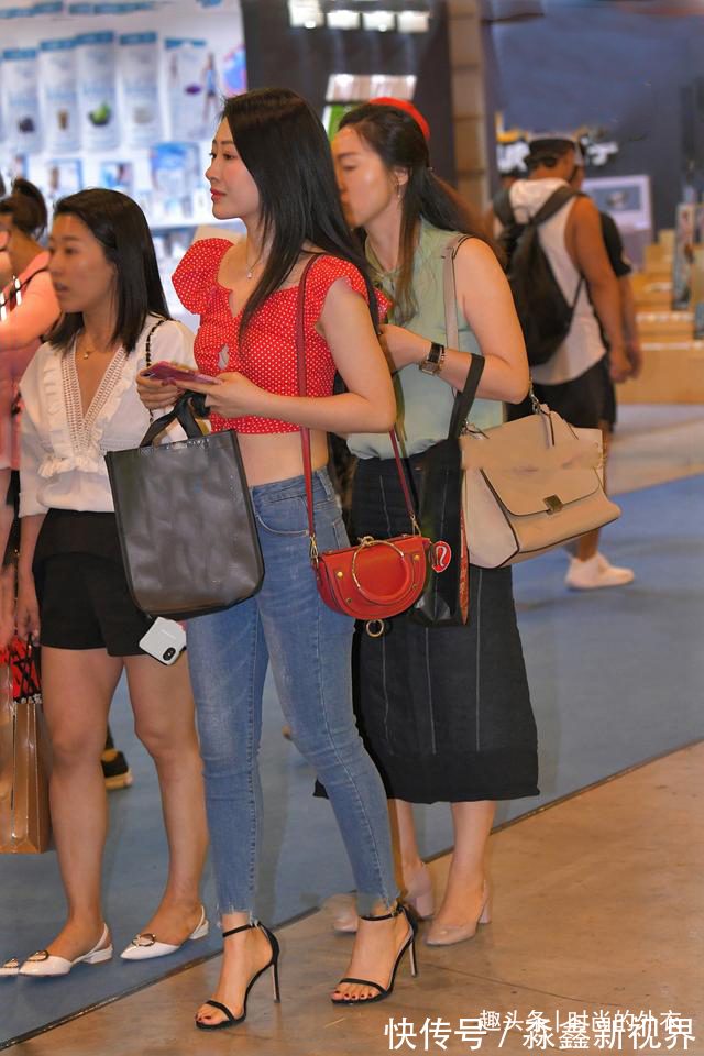 造型 牛仔裤真的很实用,潮人都爱穿,个性搭配让造型美出新鲜感