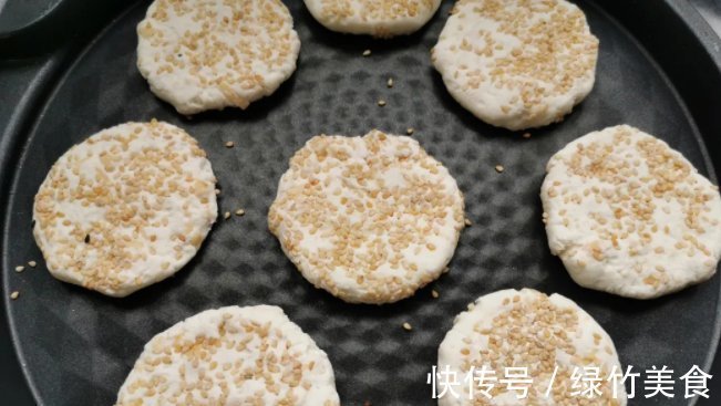 糯米饼|糯米粉最好吃的做法,开水一烫一搅,香甜酥脆,出锅孩子吃美了