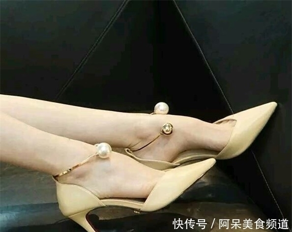 身姿 高跟鞋拉长了腿部的线条,塑造高挑身姿又不累脚