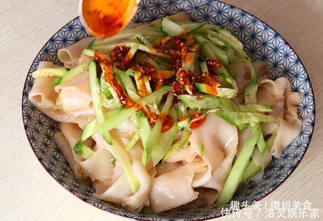 饺子皮只用来包饺子太可惜了!教你简单新吃法,比吃饺子还香