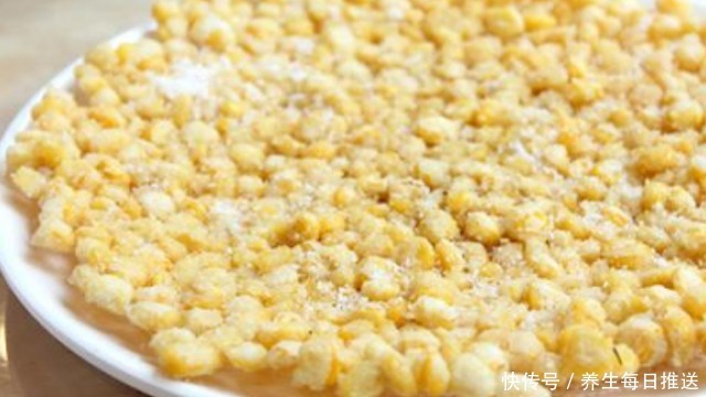 教你在家做“黄金玉米烙”,牢记这2点,做的玉米烙不散更好吃