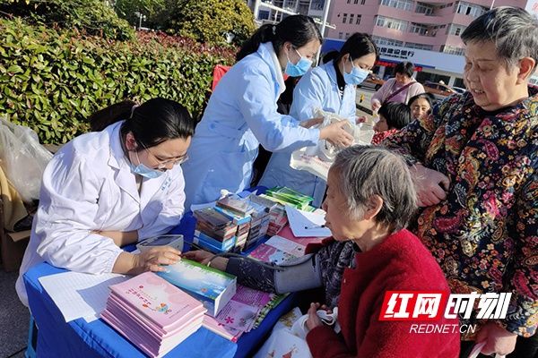 Shifeng District Health System Launches Publicity Activities to Bring Maternal and Child Health Knowledge to Residents