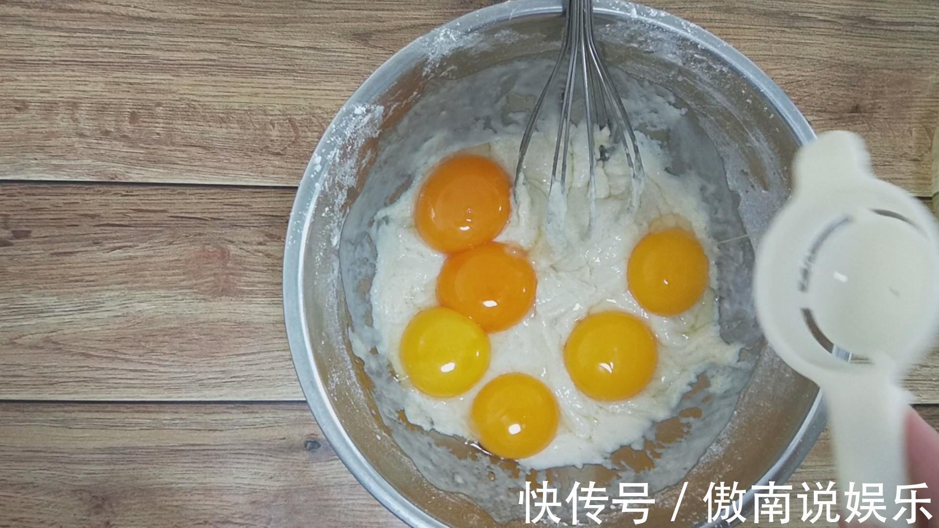 教你电饭锅做蛋糕，一搅一拌，柔软香甜，不塌不缩，一个都不够吃