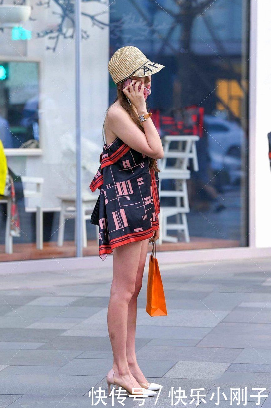 潮流时尚元素穿搭,衬衫加纯白色裤子,韵味十足