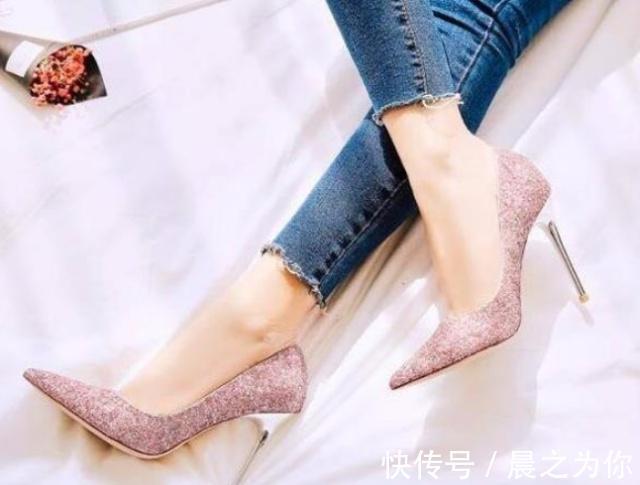 尖头 前卫潮流的尖头细跟鞋,看起来既时尚又非常的亮眼!
