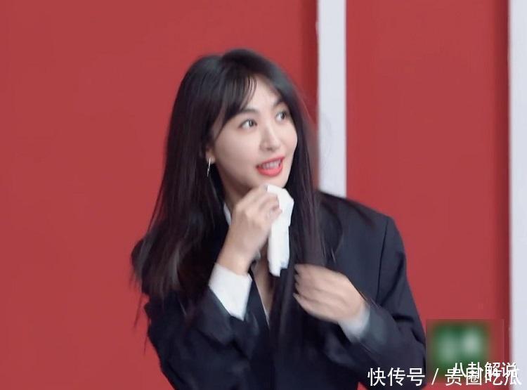 杜华递纸巾差点被黄晓明给抢了,看到李菲儿的反应,避嫌好明显!