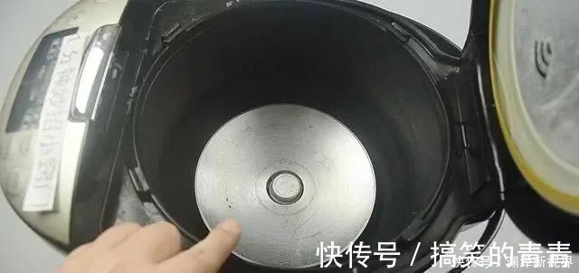 饭锅|电饭锅一地方不洗，等于吃细菌，教你用一个方法，洗得干净还放心