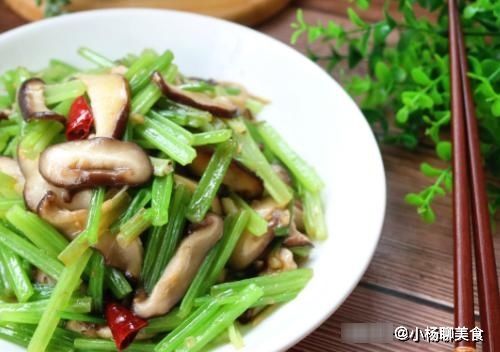 更香|芹菜与它是绝配，比炒肉都更香，多吃提高免疫力，还不会变胖