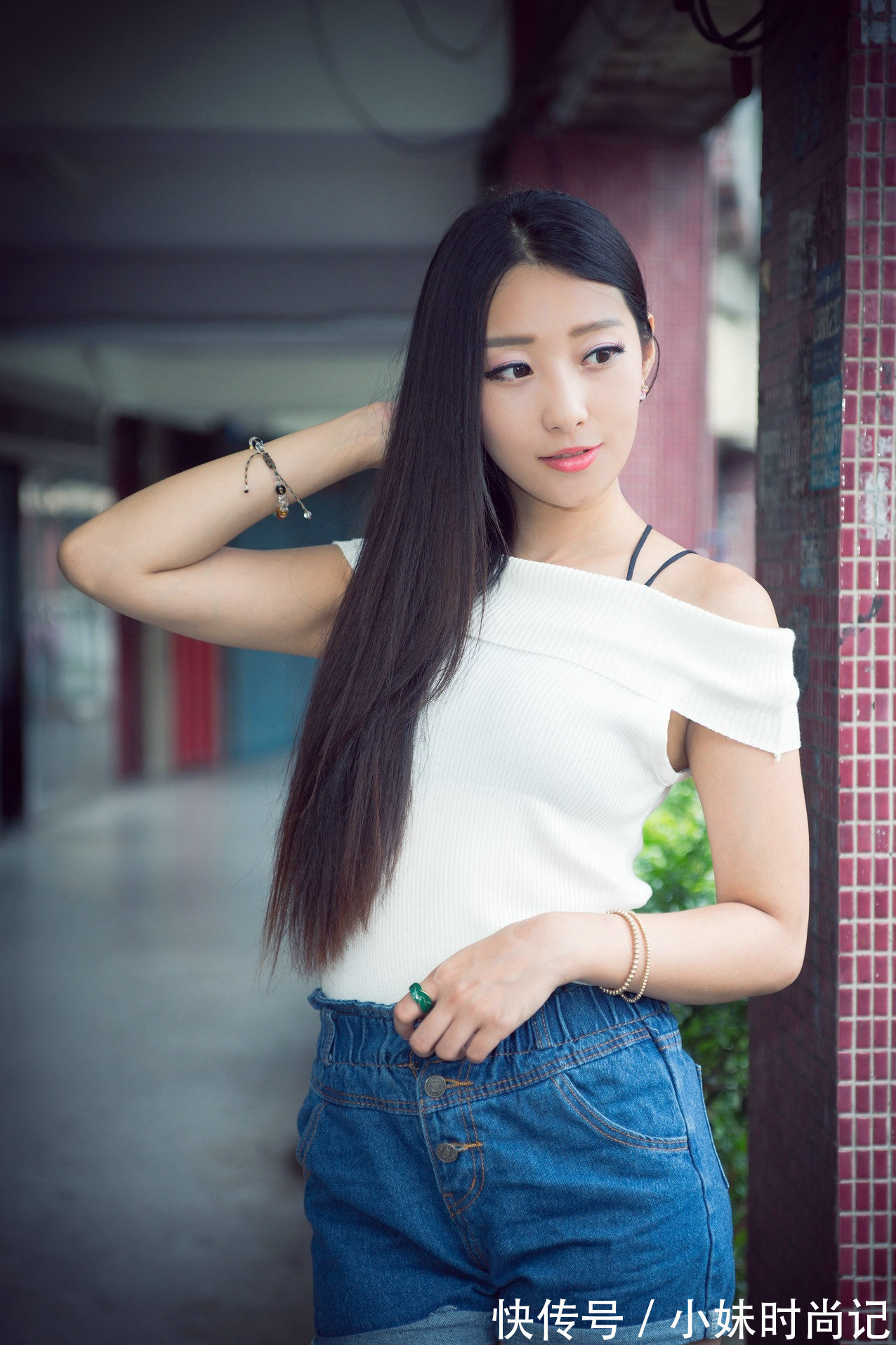 小衫|白色的一字肩小衫, 搭配牛仔短裤, 举手投足间都能展现出你的清新