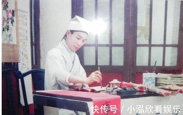 乡邻$盲人新郎娶亲,请老秀才写婚联,众人一看,纷纷感叹妙不可言