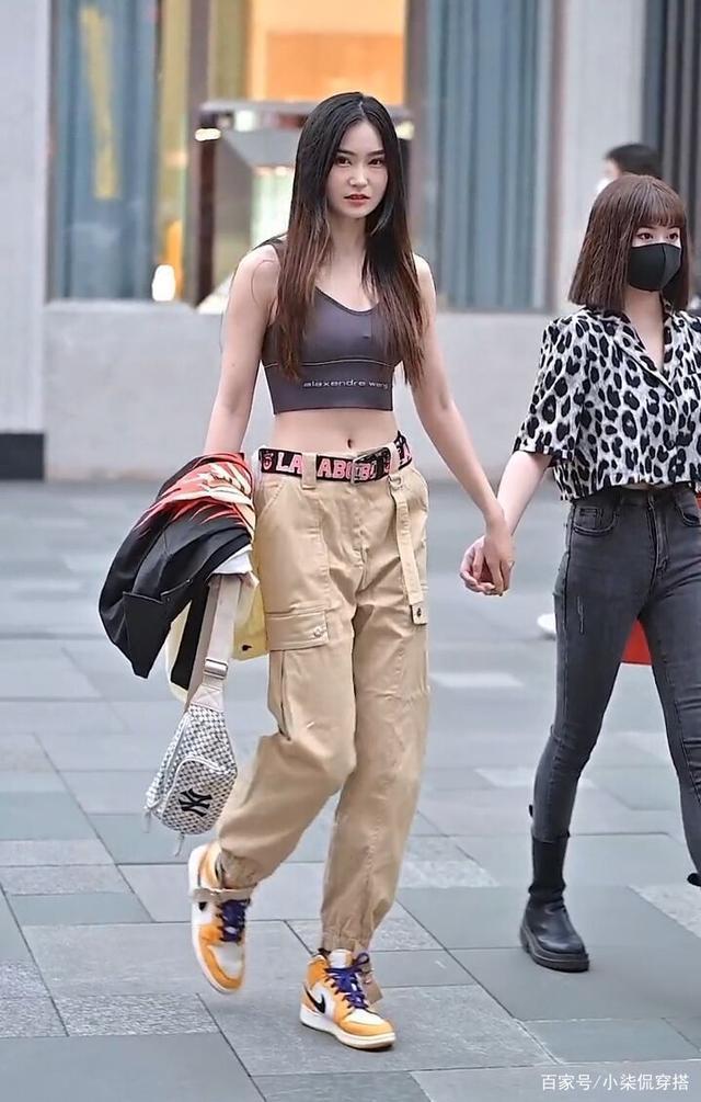 工装裤|阔腿裤也该“让位”了,今年流行“工装裤”,占据街头半壁江山!