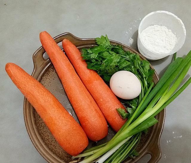 胡萝卜|胡萝卜香菜丸子,用胡萝卜炸成丸子,外脆内软,香酥极了