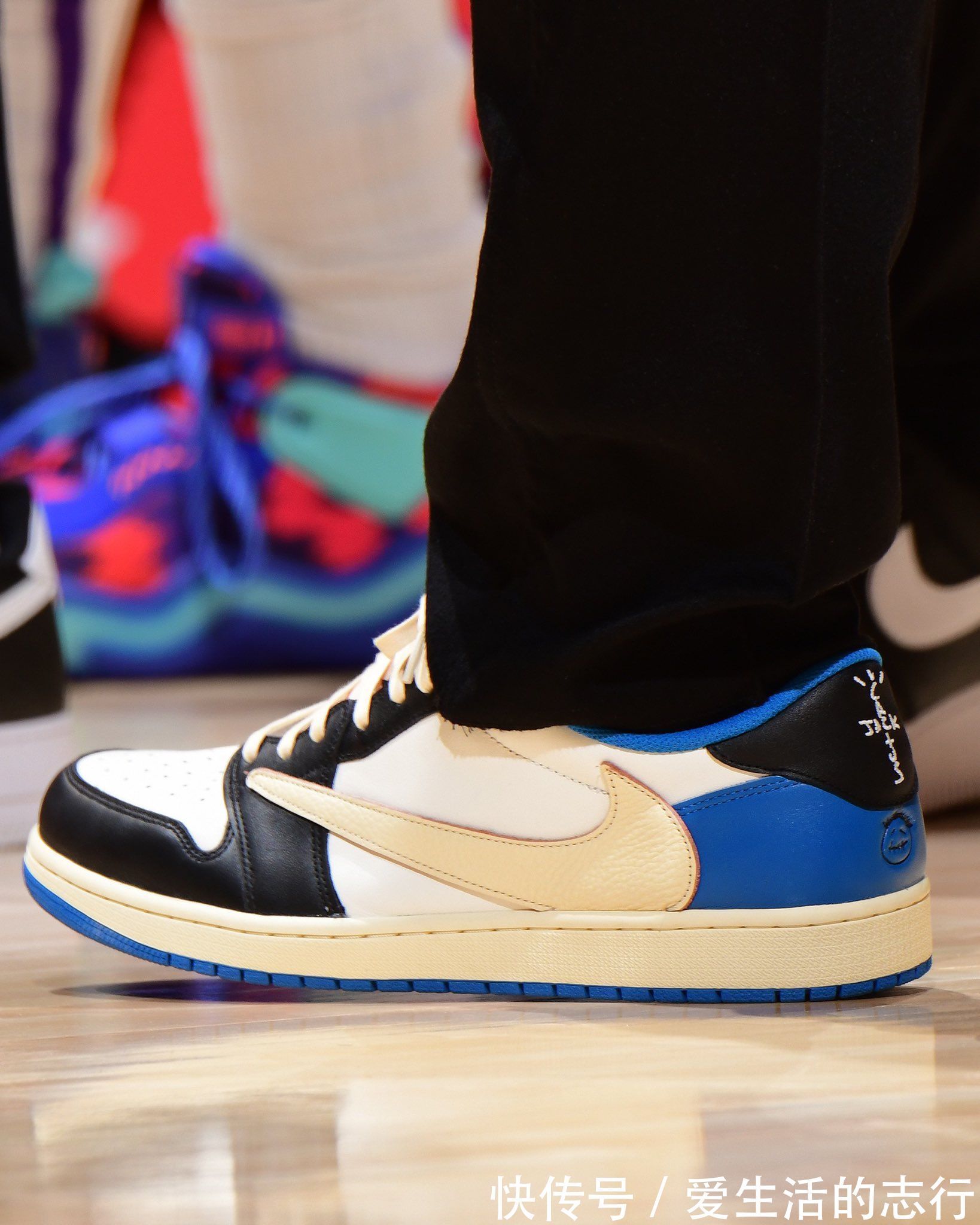观战|媒体晒詹姆斯到场观战照:穿着联名款Air Jordan 1球鞋