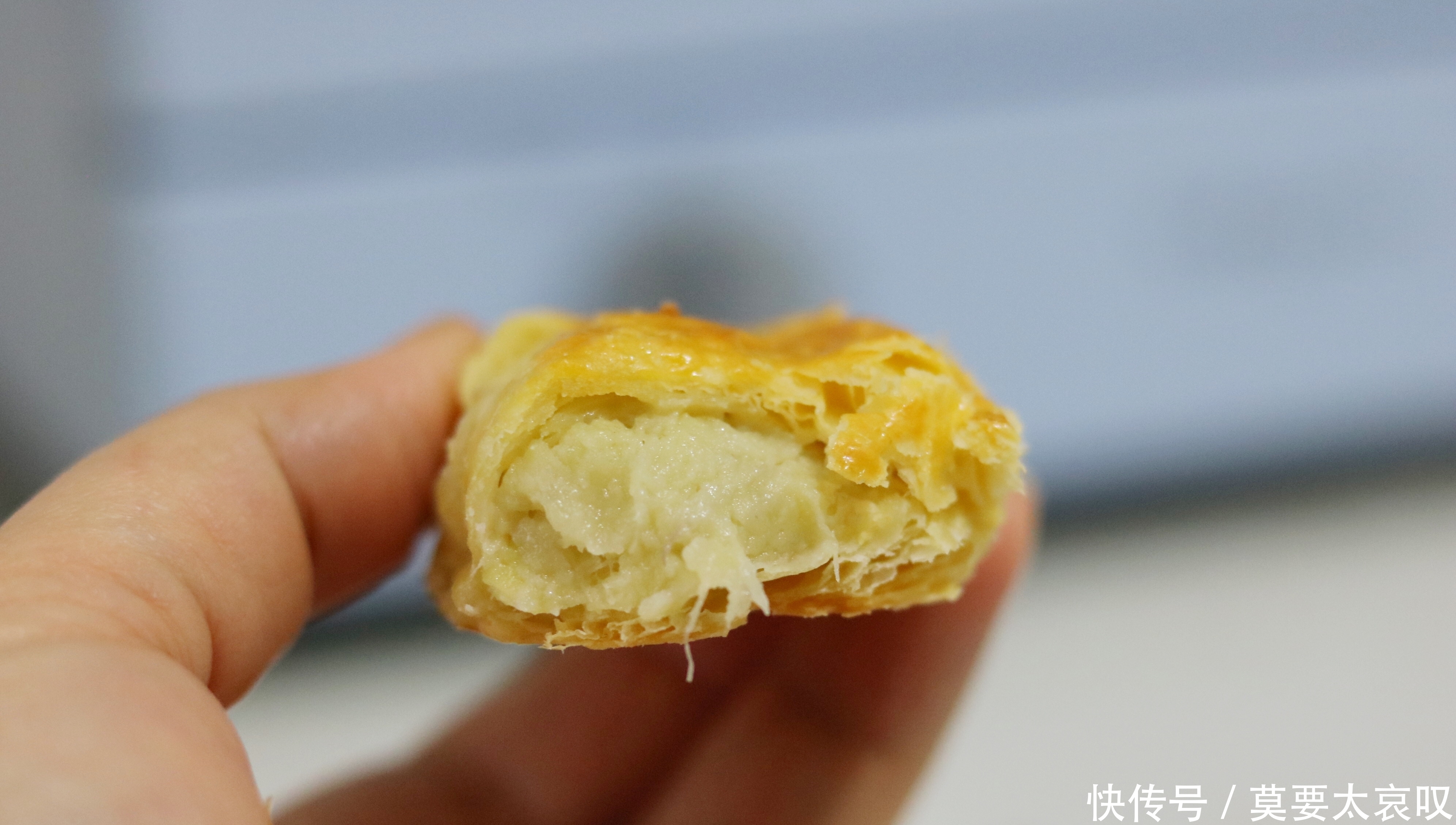 春天爱吃酥皮点心,手不沾面3分钟做1盘,金黄诱人,层层香酥掉渣