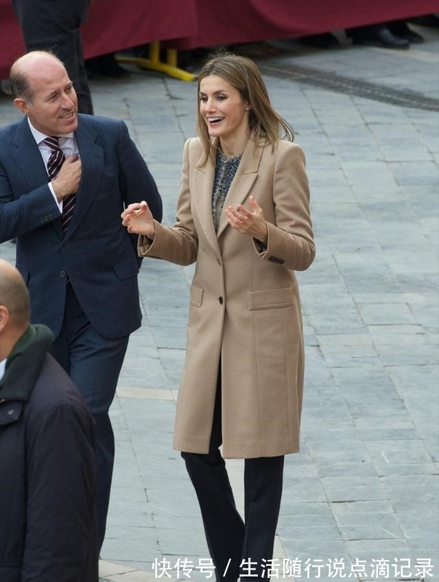 深色 降温怎么穿搭西班牙王后抗冻有一套,时尚并不意味着一定露腿!