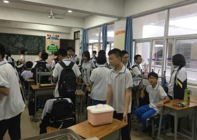 中学班主任“调座位”，看似随意、没章法，但实则满是“心机”