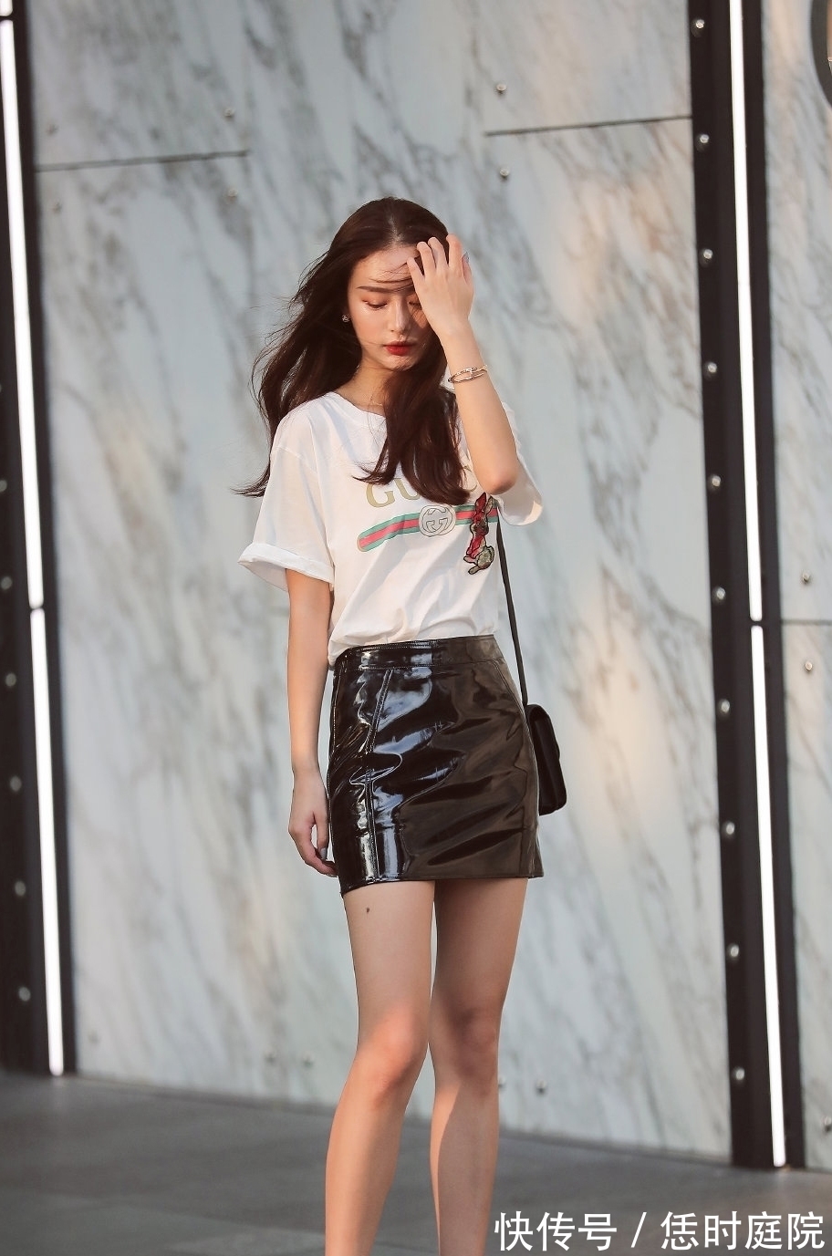 搭配 不同颜色的半身短裙,美女们清凉舒适的搭配,扮美了夏季街头