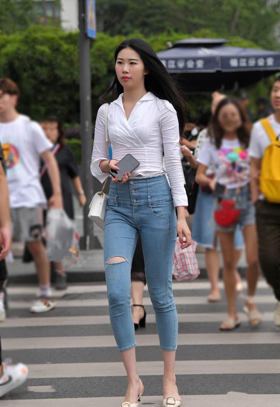 街拍美女：无数女孩证明，牛仔裤确实适合长腿！