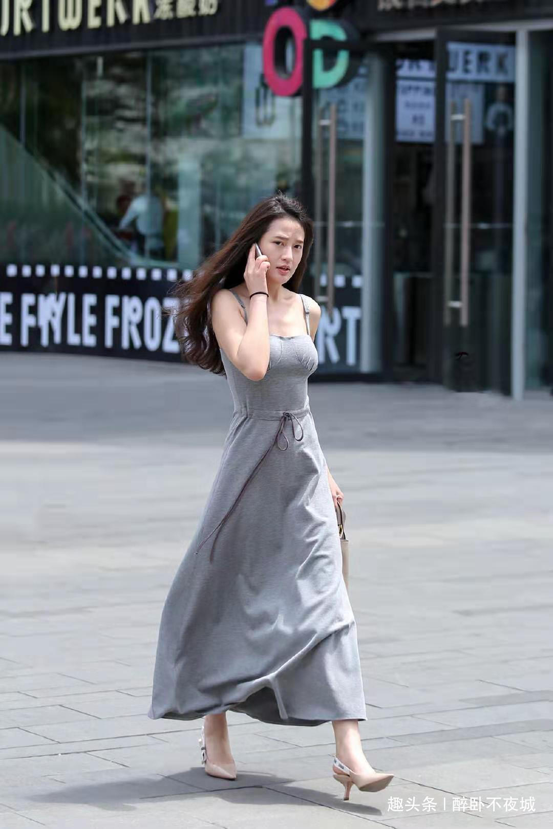 饱和度 街头美女吊带灰色长裙,迎风吹来的样子更美了!
