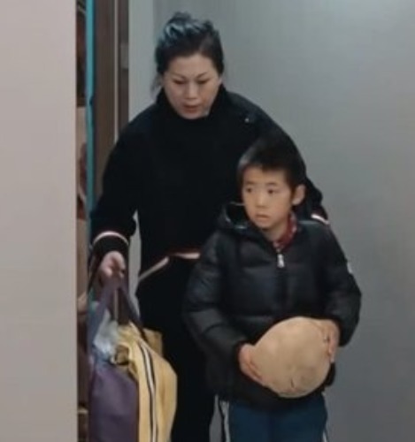 闊太|《變形計》史上最“摳門”闊太,給農(nóng)村娃吃剩飯菜,觀眾心聲感人