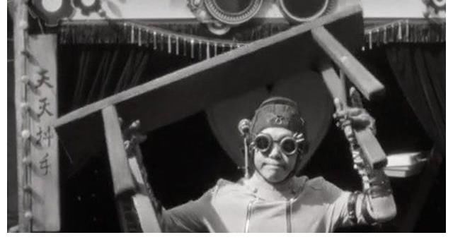 从保安到“摇滚教母”，还是中老年美妆博主，梁龙的人生有多神奇