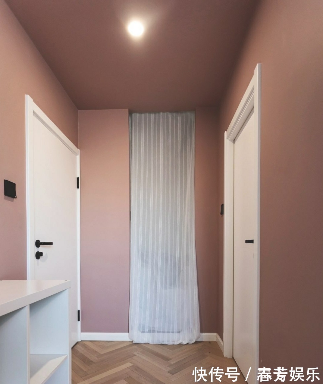 阳台上|独居女孩的精致生活:阳台装浴缸、卧室衣帽间,36平小家样样不少