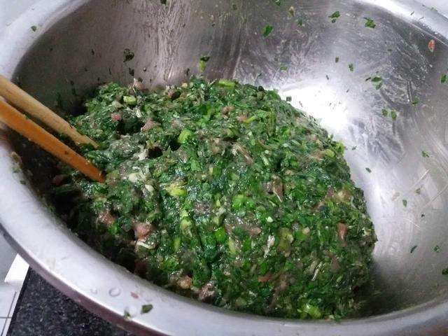 这种野菜农村到处都是,用它包饺子比肉馅好吃,好吃得停不下来