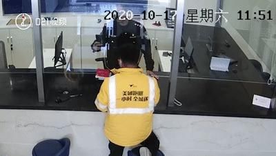 霸道|这个民警太“霸道”！连说13个“拿着”