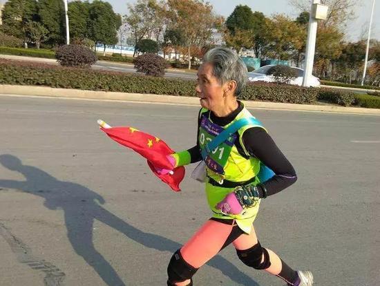 跑步|“高龄奶奶”因跑马拉松走红,自称:只要健康不要红