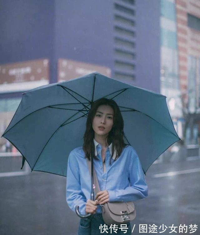 穿搭 白衬衫已经过时了，现在正流行“蓝衬衫”，清爽时髦显气质！