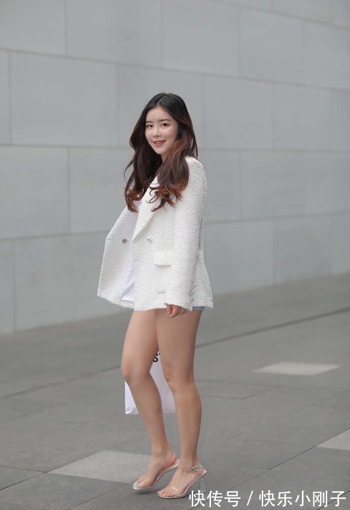 小姐姐 气质女生的清新搭配，V领衫配小短裤，轻松打造时尚气质