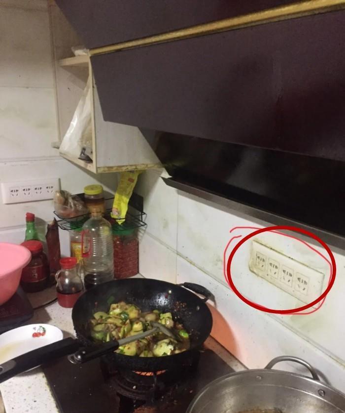 炒菜|燃气灶上方装插座,师傅是无知还是故意?来不及拆,只能这么改了