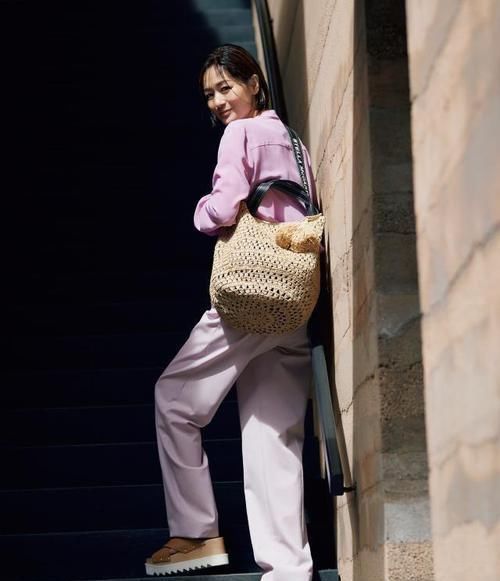 ?谁说50岁就是奶奶，这位51岁博主的减龄搭配，得体优雅、照搬简单