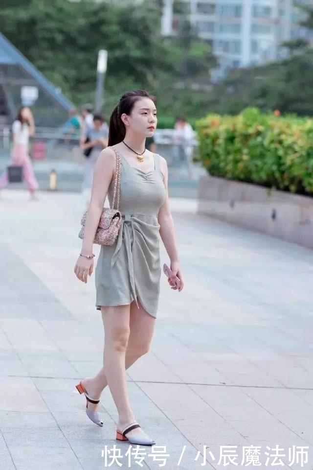 路人街拍,美女穿浅色的吊带连衣裙,简约有气质