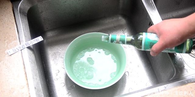 厨房下水道倒一碗水,实用,下水道不脏不堵也不臭,早知早受益!