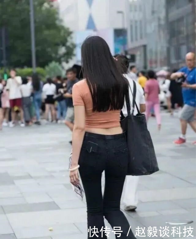 牛仔裤|白色优雅长袖搭配蓝色经典打底裤，有一些讲究的，好看显瘦