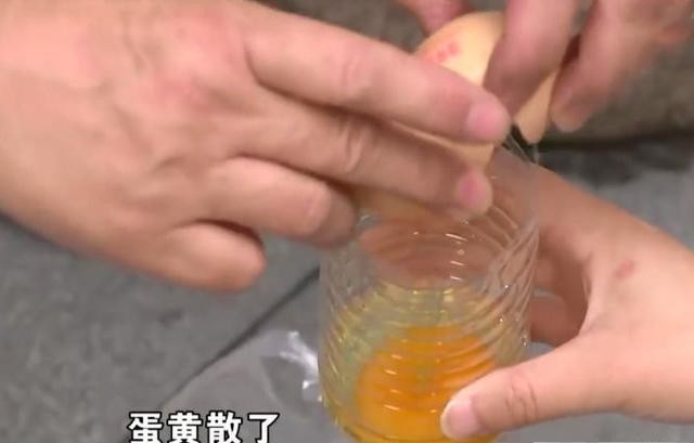 大妈在超市买回鸡蛋，打开一看却不对劲？商家：我们没法看见