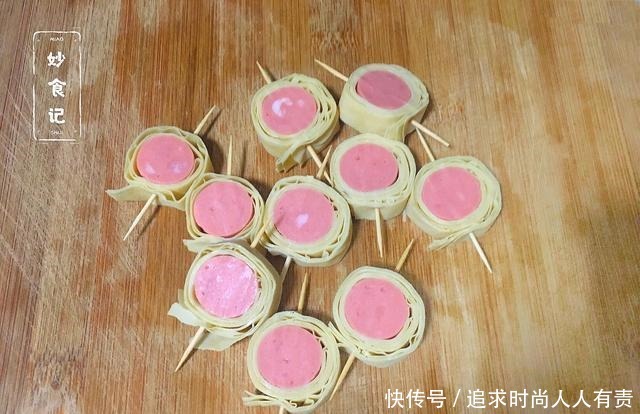 别去外面吃烧烤了,学会这道豆皮和香肠做的小吃,香辣开胃吃不够