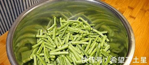 面粉|长豆角别只炒菜吃，教你一道农家做法，是饭也是菜，好吃解馋！