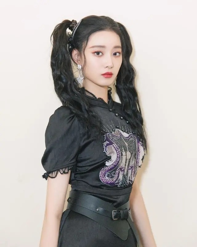 灵动|徐艺洋的女团身材“真香”，穿旗袍裙扮在逃公主，漫画腰抢镜