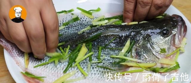 清蒸鲈鱼时,切记不要放盐和料酒,教你正确做法,鱼肉鲜嫩无腥味!