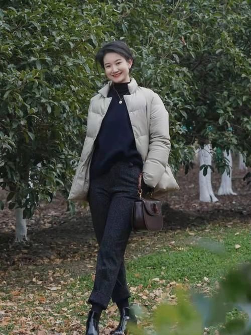 今年流行一种“大气风”穿法，保暖洋气显高级，成熟女性的最爱