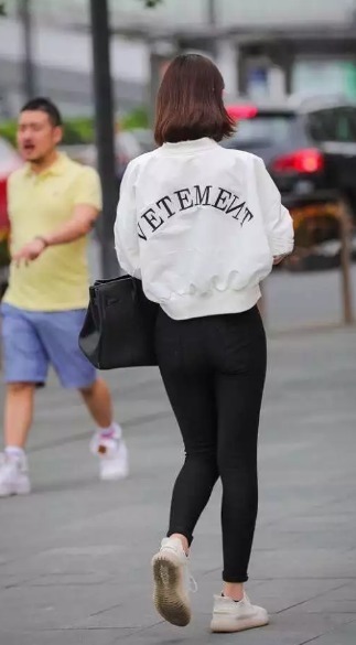 街拍衣着时尚靓丽的小姐姐,一定很有爱心吧