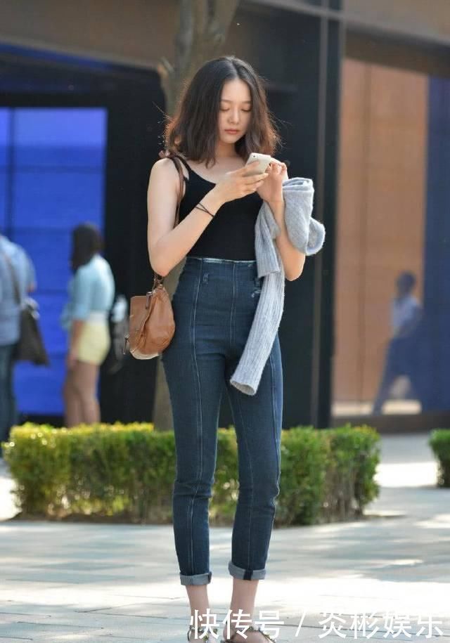 街拍美女小姐姐真时尚,将牛仔裤前后反穿,不显尴尬反而忒美