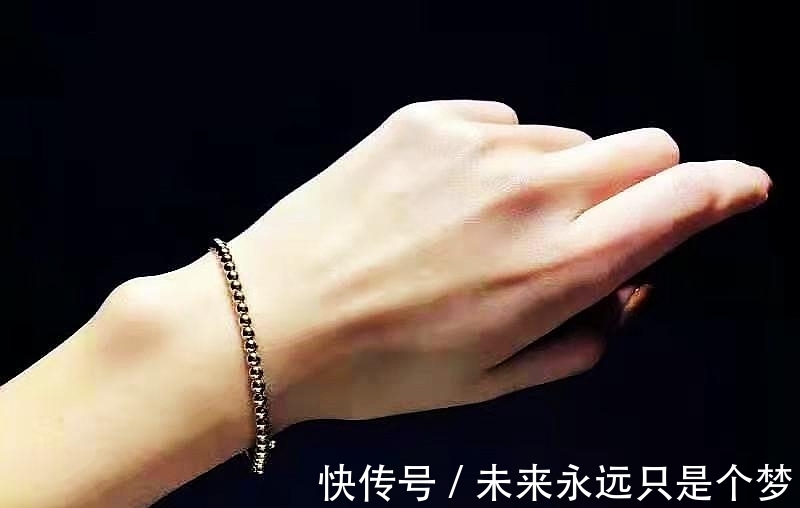 手链|戒指与手链巧妙搭配，叠戴与复古的珠宝工艺，让你体会不平凡