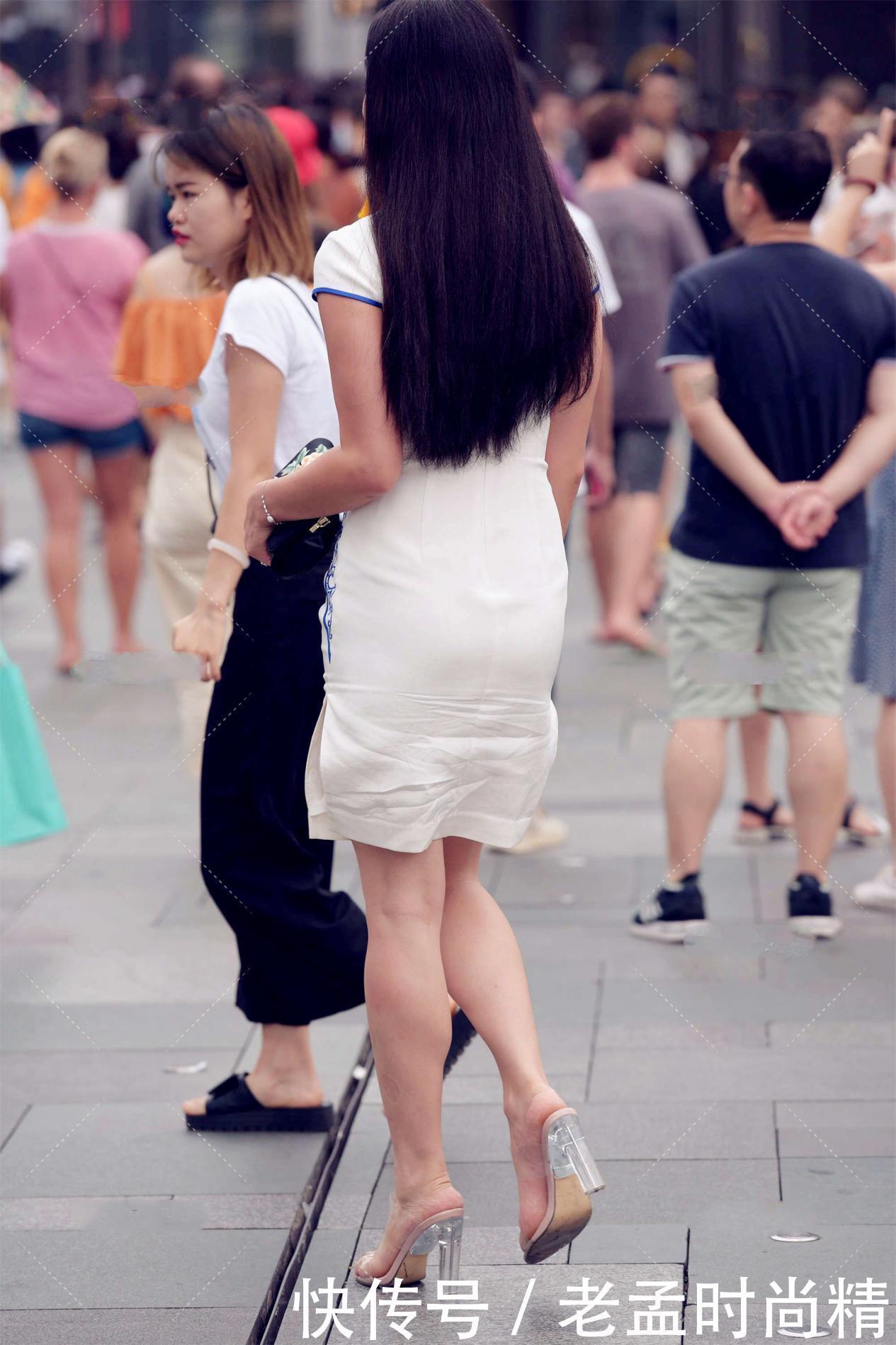 街拍:改良版的旗袍, 配上复古风的首饰, 妥妥的大家闺秀打扮